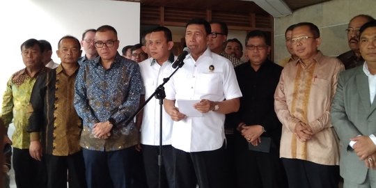 Ruang gelap di rumah Wiranto hingga deal revisi UU Terorisme