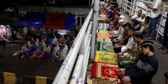 Kekhusyukan warga Pasar Gembrong salat Tarawih hingga ke JPO