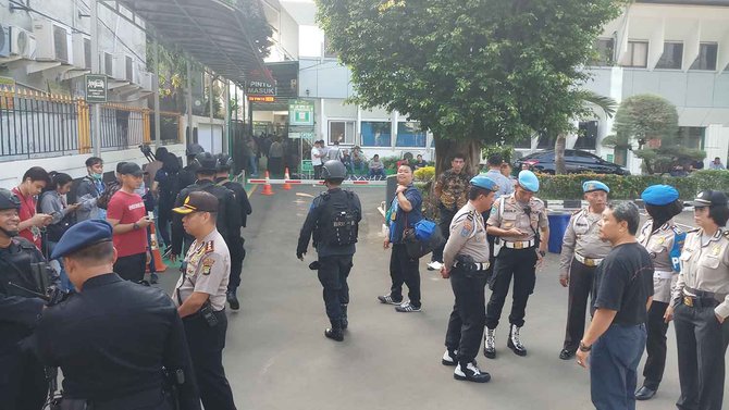 pn jaksel dijaga polisi bersenjata