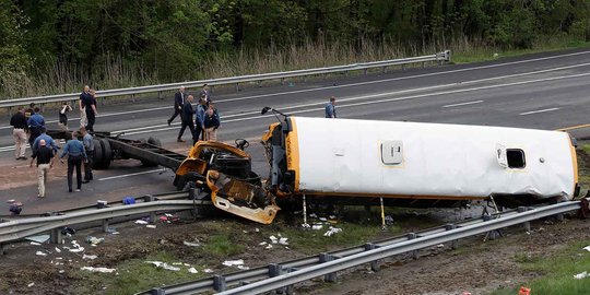 Nahas, 2 orang tewas 43 luka-luka dalam kecelakaan bus di Amerika