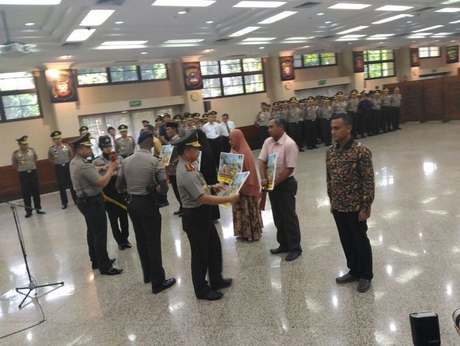 keluarga anggota polri korban kerusuhan mako brimob dihadiahi rumah