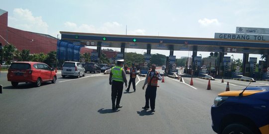 Benda diduga bom ditemukan di depan pintu masuk tol Sidoarjo