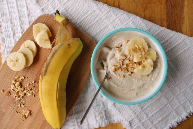 ilustrasi pisang dan yogurt