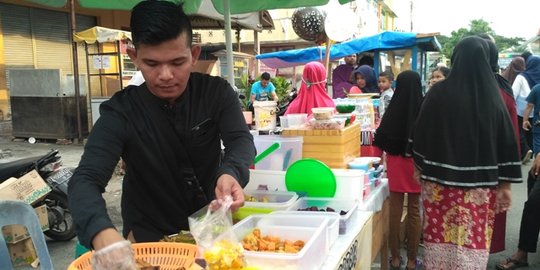 Berburu takjil di samping Masjid Raya Baiturrahman Aceh