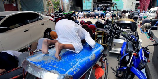 Tak dapat ruang, bocah ini khusyuk meski salat Jumat di atap bentor