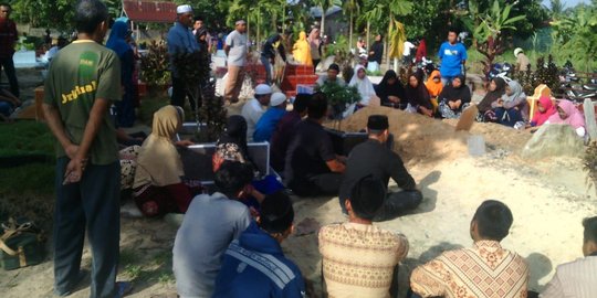 Pemakaman Jenazah terduga teroris penyerang Mapolda Riau berjalan lancar