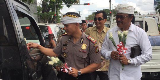 Polisi dan tokoh agama di Kuta bagi-bagi 700 tangkai mawar