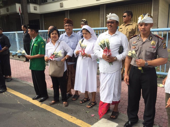 kepolisian dan tokoh lintas agama bagikan bunga untuk persatuan