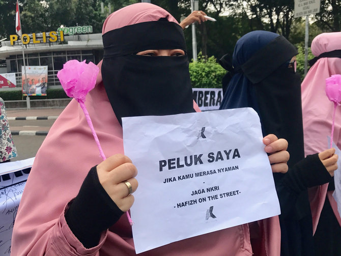 Fashion Wanita Bercadar : Sporty Hingga Warna Warni Gaya Hijab Cadar Ini Cocok Untuk Anak Muda - Wanita bercadar dalam islam adalah mereka yang menutup wajahnya untuk melaksanakan perintah menutup aurat dan menundukkan pandangannya.