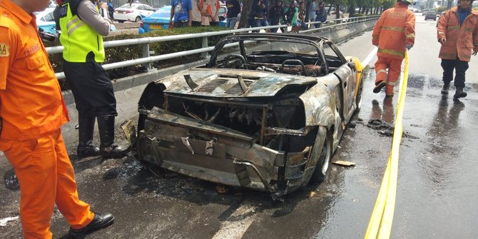  Mobil mewah Porsche Boxster kuning terbakar di jalan tol 