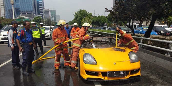 porsche terbakar di slipi