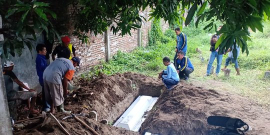 Ditolak di kampung halaman, tujuh jenazah bomber Surabaya dimakam di Sidoarjo