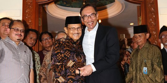 Hangatnya pertemuan Habibie dan Anwar Ibrahim