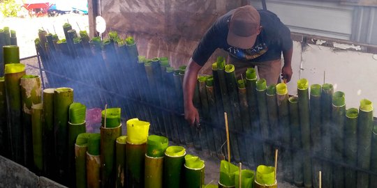 Mengais berkah Ramadan dari leumang