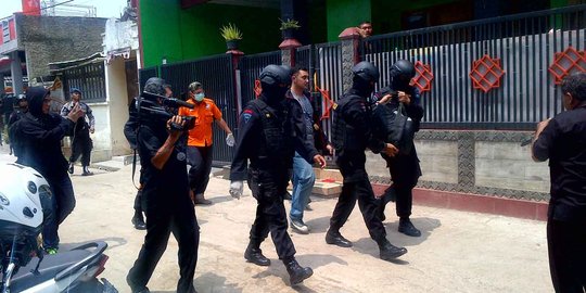 Densus 88 tangkap terduga teroris di Tegalsari Surabaya