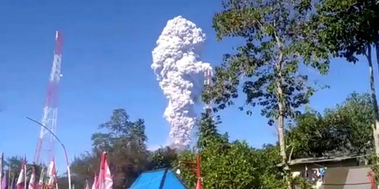 Merapi kembali erupsi, hujan abu di sekitar puncak gunung