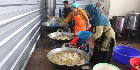 Intip kesibukan dapur Masjid Istiqlal menyiapkan 1.000 kotak makan