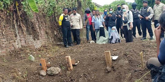 Keluarga terduga teroris hadiri proses pemakaman di komplek Mr X Sidoarjo