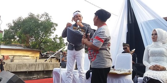 Ngabuburit di Bekasi, Dedi Mulyadi jualan sate kulit