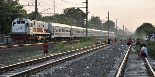 Keceriaan kecil ngabuburit di pinggir rel kereta