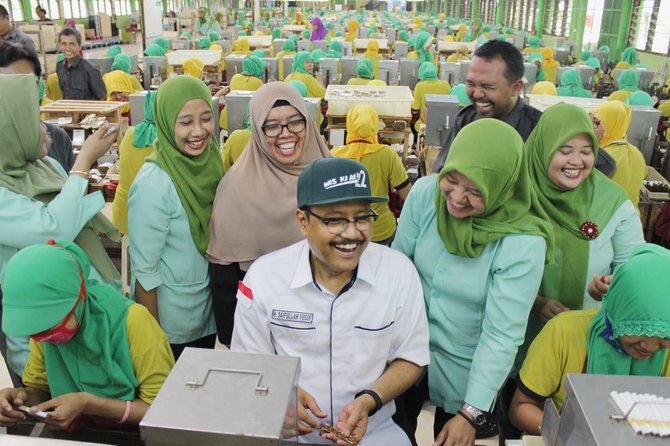 gus ipul dalam kunjungannya di pt ittihad rahmat utama mitra produksi sigaret mps trowulan