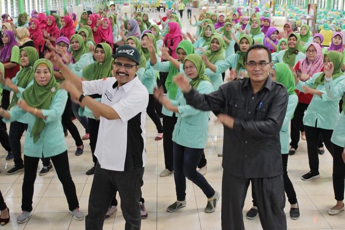 gus ipul dalam kunjungannya di pt ittihad rahmat utama mitra produksi sigaret mps trowulan