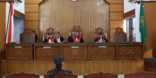 Hakim berang saat pendukung Ahmad Dhani berisik dalam sidang