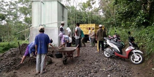 Warga Sleman perbaiki jalur evakuasi Merapi yang rusak dilewati truk pasir