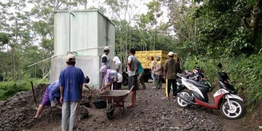 Warga Sleman perbaiki jalur evakuasi Merapi yang rusak dilewati truk pasir