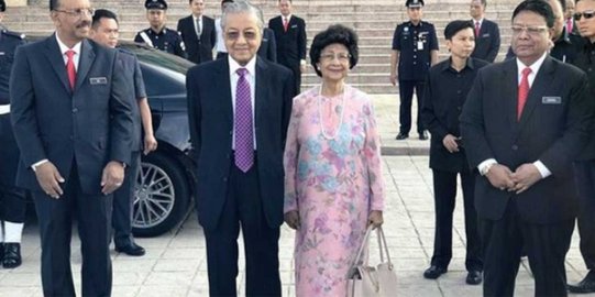 Bukan Hermes, istri Mahathir Mohamad bawa tas harganya cuma Rp 450 ribu