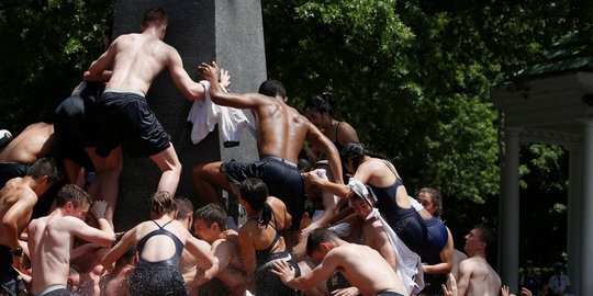 Setahun di Akademi AL, para perwira AS berebut panjat Monumen Herndon