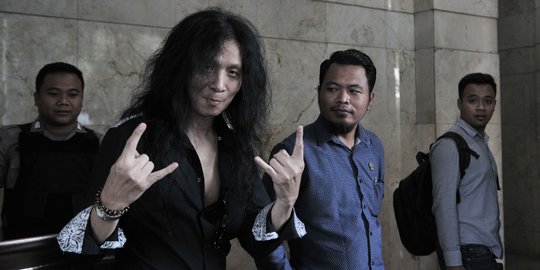 Gaya metal John Paul Ivan saat tuntut media online di Bareskrim