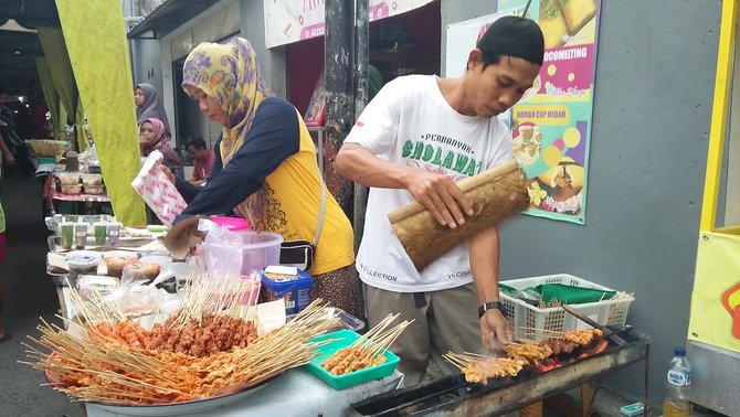 pedagang sate susu di pusat takjil denpasar