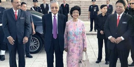 Melihat kesederhanaan Mahathir Mohamad dan istri, pemimpin Malaysia sekarang