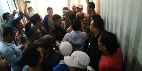 Bikin meme Amien Rais & Rizieq Shihab, anggota DPRD Karawang dikeroyok massa