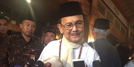 Jilbab Ainun selalu temani BJ Habibie di bawah bantalnya