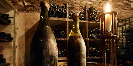 Tiga botol anggur berusia 2 setengah abad akan dilelang di Prancis