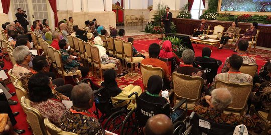 Jokowi silahturahmi dengan peserta JKN dan KIS di Istana Negara