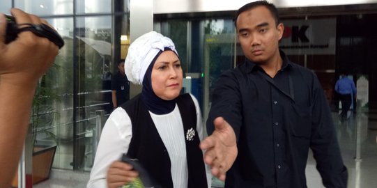 Ibu Zumi Zola menangis usai diperiksa KPK