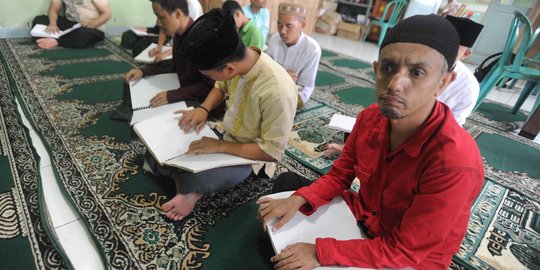 Melihat khusuknya santri tunanetra baca Alquran