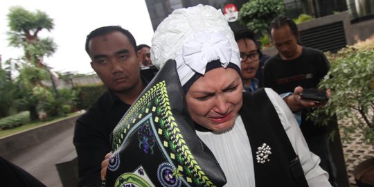 Tangis ibu Zumi Zola pecah usai diperiksa KPK