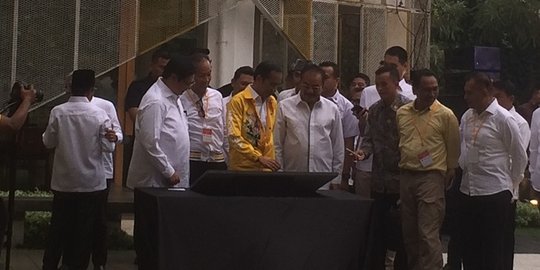 Berjaket kuning, Jokowi buka puasa bersama relawan Gojo