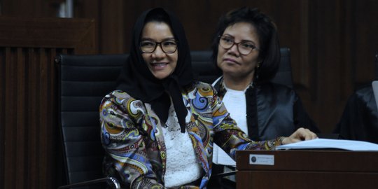 Senyum Rita Widyasari saat jalani sidang lanjutan