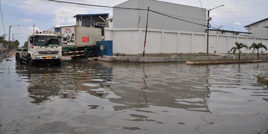Rob genangi rel di jalur Pantura, kecepatan kereta hanya 5 km/jam