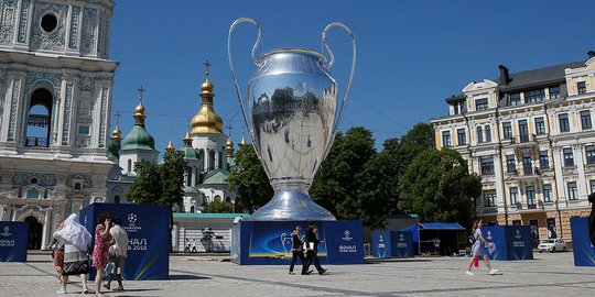 Trofi raksasa Liga Champions hebohkan Kiev