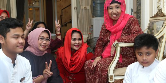 Sesepuh Muslimat NU berikan kerudung merah khusus untuk Mbak Puti