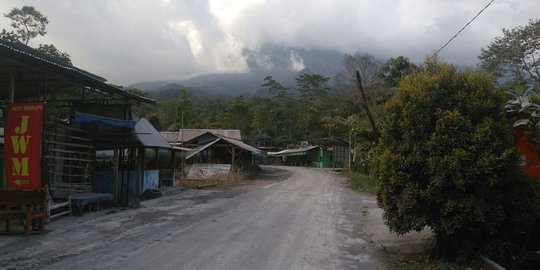 Gunung Merapi kembali meletus, muntahkan pijar api