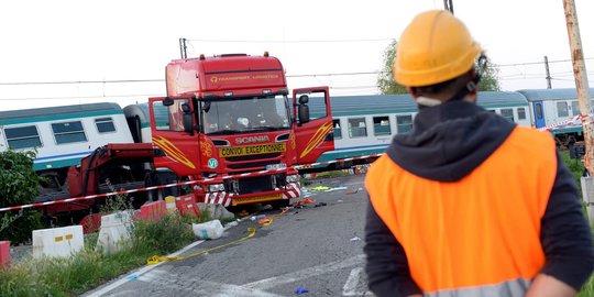 Hantam truk di perlintasan, gerbong kereta bergelimpangan