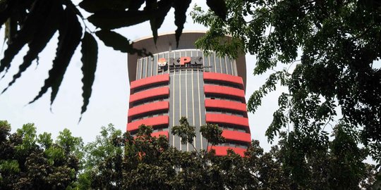 Kena OTT, Bupati Buton Selatan dan enam orang lainnya tiba di Gedung KPK
