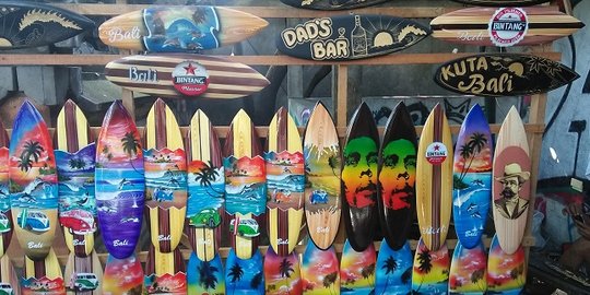 Souvenir papan surfing Bali yang diminati pasar Australia hingga Eropa
